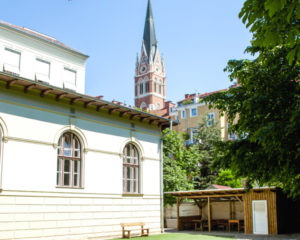 VS Nibelungen Pausenhof und Kirche